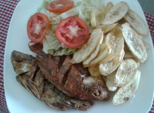 Una foto de Pescado frito con tajadas