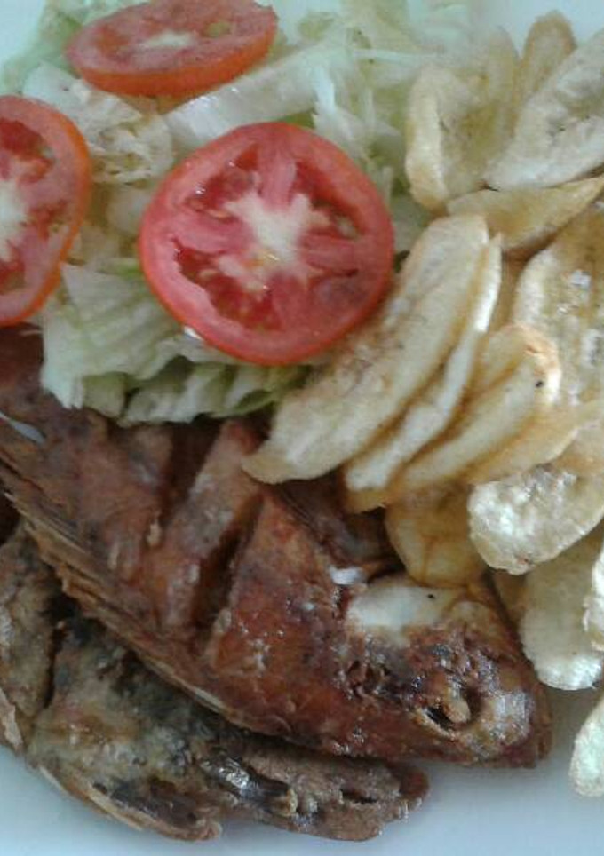 Una foto de Pescado frito con tajadas