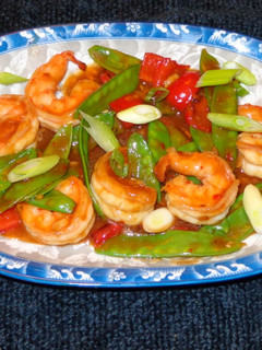 Una foto de CAMARONES CON VAINAS DE ARVEJAS TIERNAS, SZECHUAN (Chino)