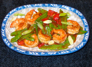 Una foto de CAMARONES CON VAINAS DE ARVEJAS TIERNAS, SZECHUAN (Chino)
