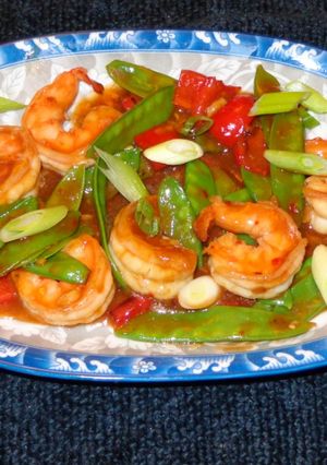 Una foto de CAMARONES CON VAINAS DE ARVEJAS TIERNAS, SZECHUAN (Chino)
