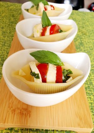 Paradicsomos-mozzarellás kagylótészta bazsalikomos öntettel recept fotója