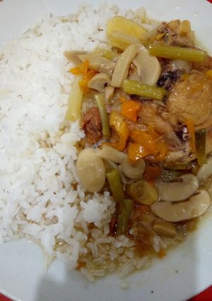 Una foto de Pollo con champiñones