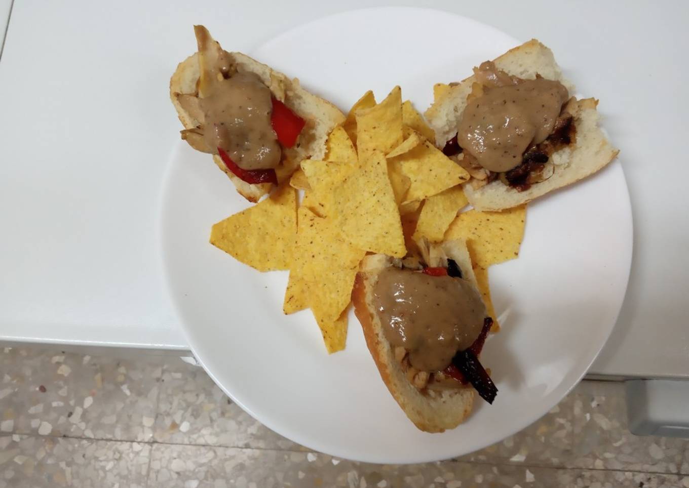 Tostas de pollo con salsa de castañas y pasas