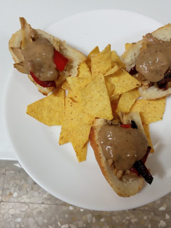 Una foto de Tostas de pollo con salsa de castañas y pasas