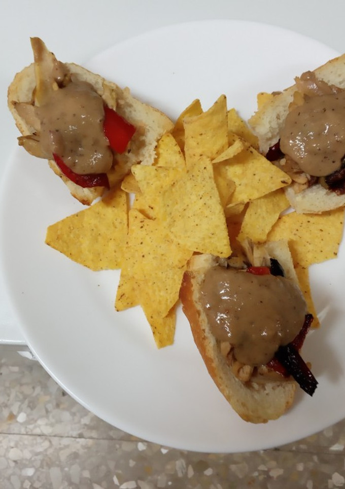 Una foto de Tostas de pollo con salsa de castañas y pasas