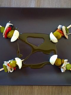 Una foto de Banderillas de boquerón y huevo de codorniz