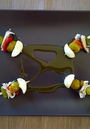 Una foto de Banderillas de boquerón y huevo de codorniz