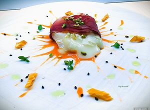 Foto di Tomino in speck croccante su gazpacho di fragole e datterini