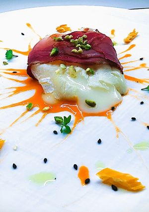 Foto di Tomino in speck croccante su gazpacho di fragole e datterini