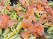 Una foto di pasta salmone