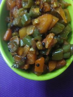 உருளைக்கிழங்கு சேர்த்த கேரட் பீன்ஸ் பொரியல்(carrot beans potato poriyal recipe in tamil) செய்முறை முக்கிய புகைப்படம்