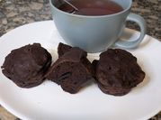 Una foto de muffin de chocolate