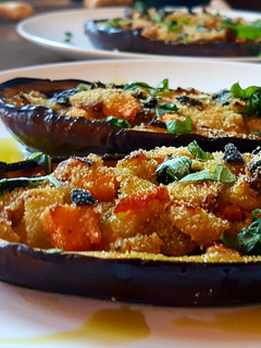 Una foto de Berenjenas rellenas de verduras