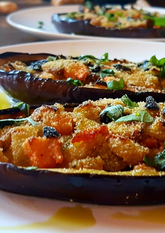 Una foto de Berenjenas rellenas de verduras