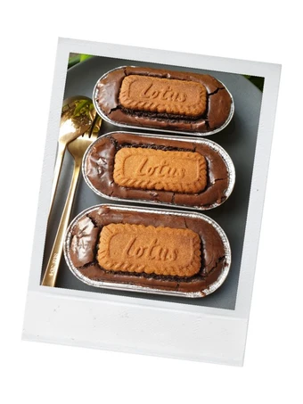 Langkah Mudah untuk Menyiapkan Resep Shiny &amp; Fudgy Brownies w Lotus Biscoff yang Uenak Anti Ribet, Sempurna