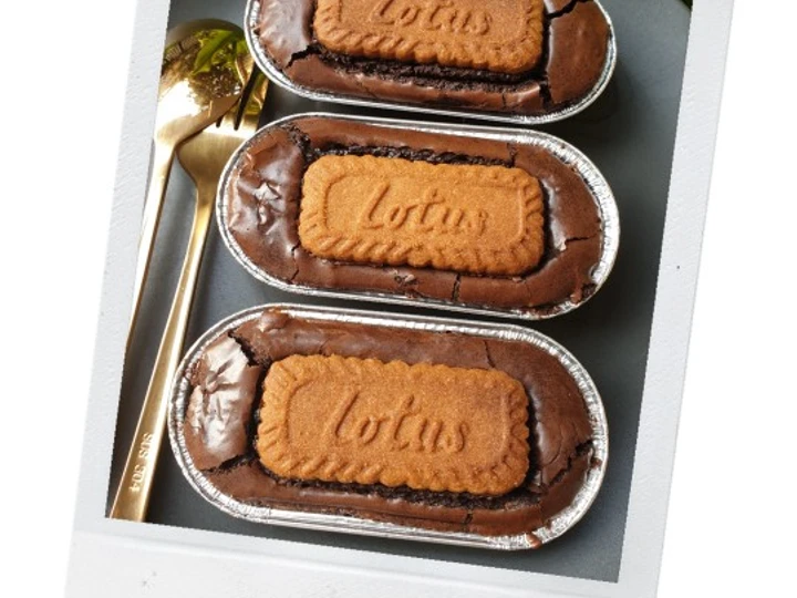 Langkah Mudah untuk Menyiapkan Resep Shiny &amp;amp; Fudgy Brownies w Lotus Biscoff yang Uenak Anti Ribet, Sempurna