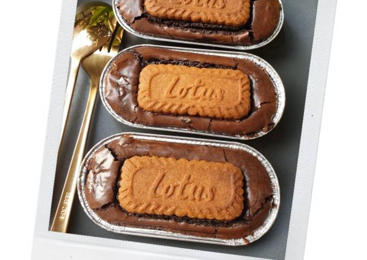 Shiny &amp; Fudgy Brownies w Lotus Biscoff