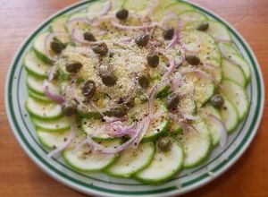 Una foto de Carpaccio de calabacitas