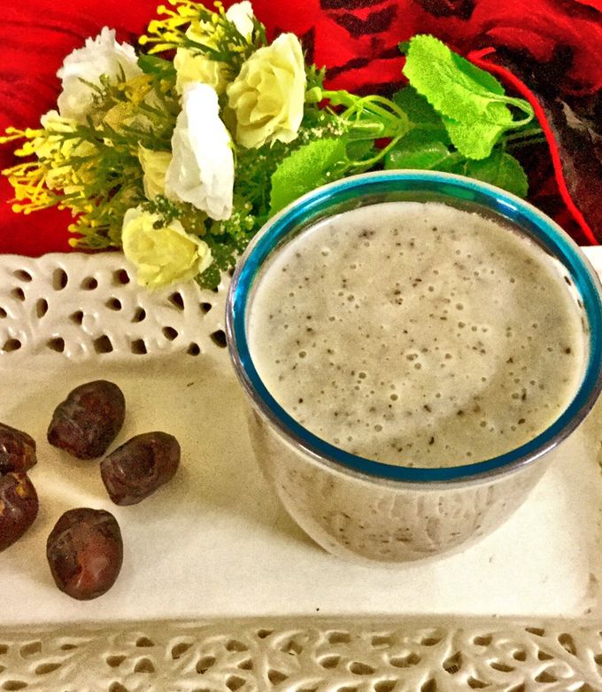 A picture of Banana & dates shake.