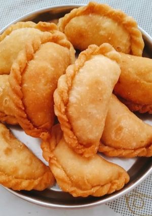 गुजिया (gujiya recipe in Hindi) रेसिपी मुख्य फोटो