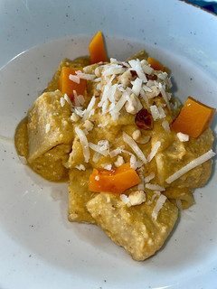 Una foto de Pasta con salsa de Calabaza y avellanas tostadas 🎃