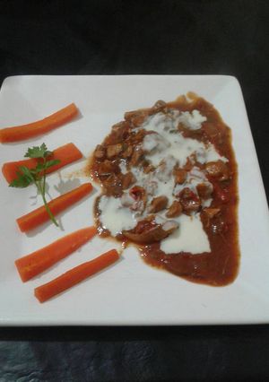 Una foto de Goulash húngaro con pollo