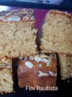 Una foto de Bizcocho de turrón y láminas de almendra