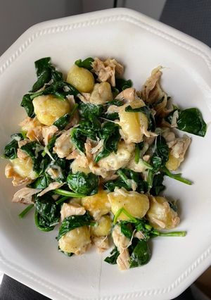 Una foto de Ñoquis con espinacas, pollo y mozzarella