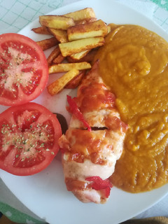 Una foto de Pechugas de pollo rellenas con salsa de zanahorias