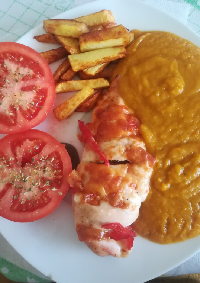 Una foto de Pechugas de pollo rellenas con salsa de zanahorias
