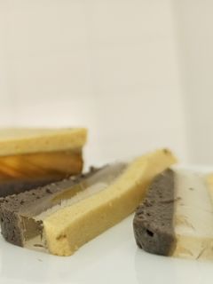 Una foto de Gelatina tricolor de aceitunas y vermut