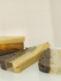 Una foto de Gelatina tricolor de aceitunas y vermut