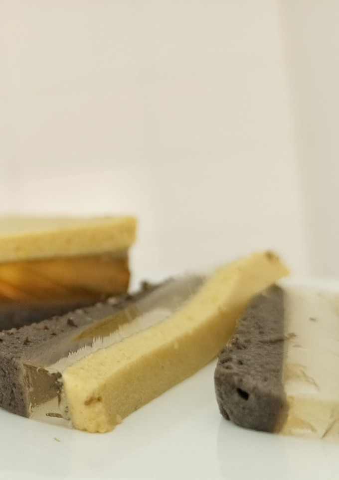 Una foto de Gelatina tricolor de aceitunas y vermut
