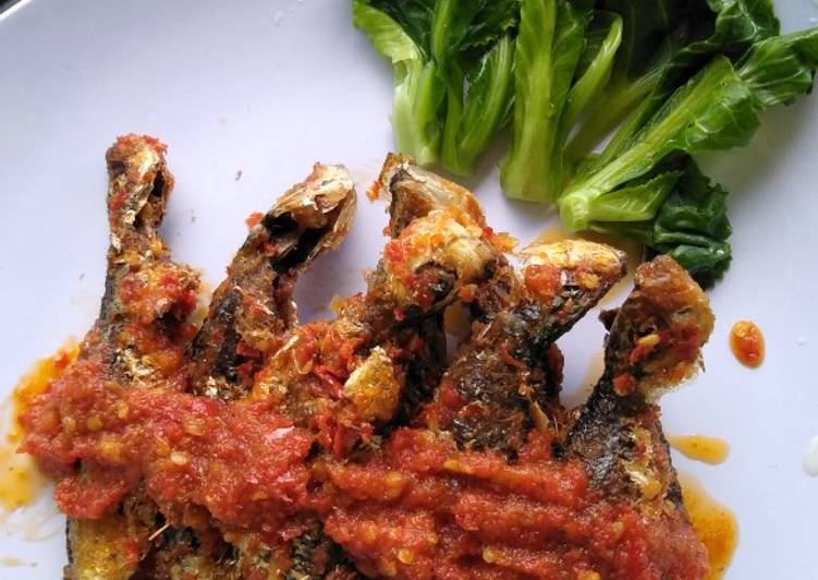 Bagaimana memasak Sambel ikan laut goreng yang praktis