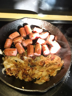 Una foto de Salchichas de Res con Cebolla Caramelizada