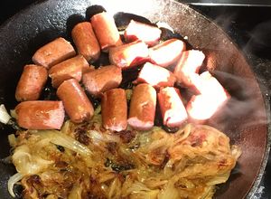 Una foto de Salchichas de Res con Cebolla Caramelizada