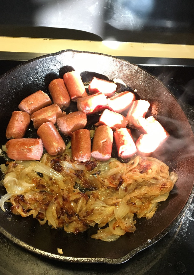 Una foto de Salchichas de Res con Cebolla Caramelizada