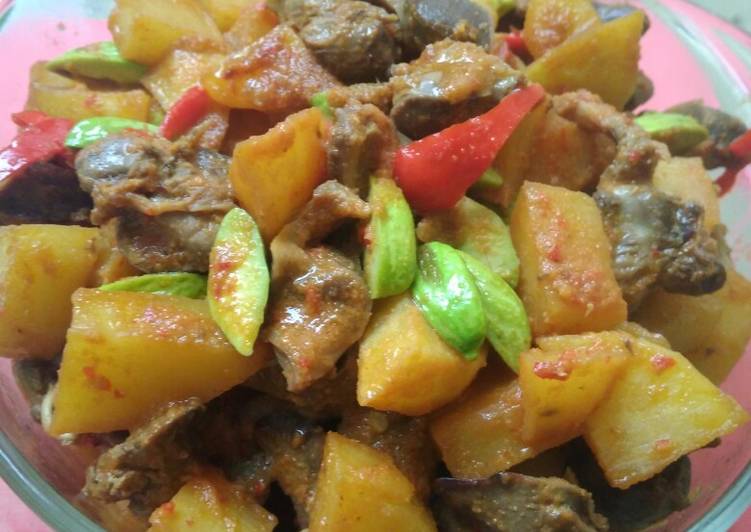 Sambel goreng kentang dan hati ayam