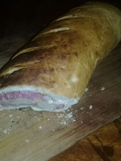 Una foto de Pan casero relleno de fiambre y queso. Súper rico!!