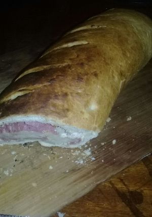 Una foto de Pan casero relleno de fiambre y queso. Súper rico!!
