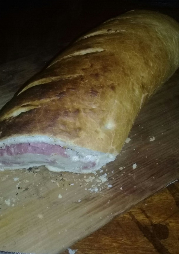 Una foto de Pan casero relleno de fiambre y queso. Súper rico!!
