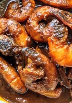 A picture of Prawns in the Tangy Tamarind Curry (Tetul diye Chingri Tok).