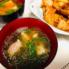 A picture of Wantan soup and Fried Wantan.