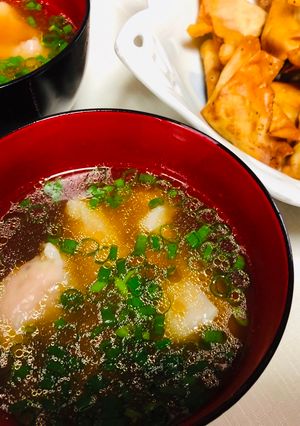 A picture of Wantan soup and Fried Wantan.