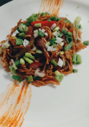 વેજ. હક્કા નુડલ્સ (Veg Hakka Noodles Recipe In Gujarati) રેસીપી મુખ્ય ફોટો