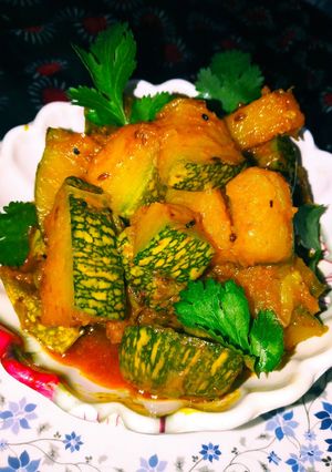 कद्दू की खट्टी मिठी गुड़ की सब्जी (kaddu ki khatti meethi gur ki sabzi recipe in Hindi) रेसिपी मुख्य फोटो