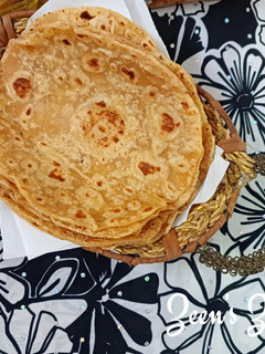 A picture of Stoneground and Multigrain Aata Chapatis or Rotis.