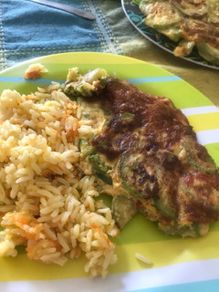 Una foto de Tortilla de zucchinis y longaniza
