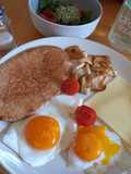 Plato de huevos de pata y setas, un desayuno de domingo